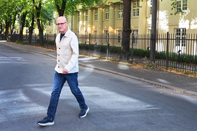Gunstein Instefjord går over veien mot Forbrukerrådets lokaler i Fred Olsens gate.