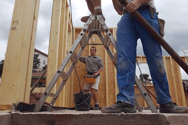 To snekkere bygger hus.Foto