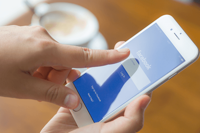 Facebook på mobil.Foto