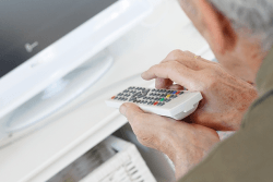 Mann ser på TV.Foto