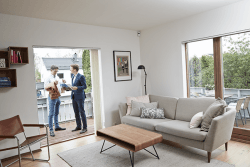 Mann prater med megler på visning.Foto