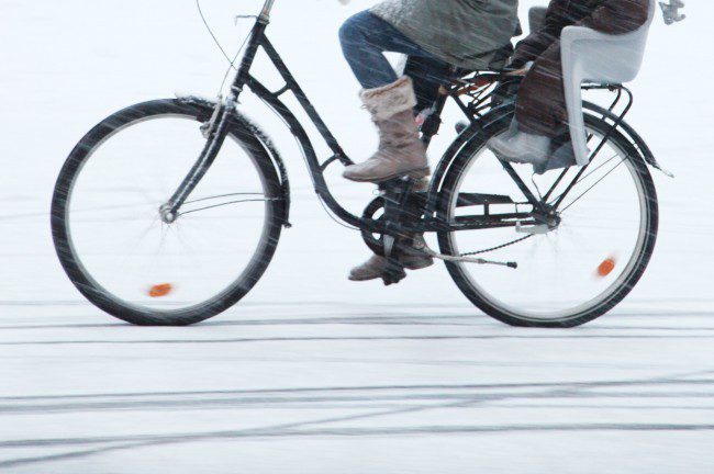 Sykkel med piggdekk på vinterføre.Foto