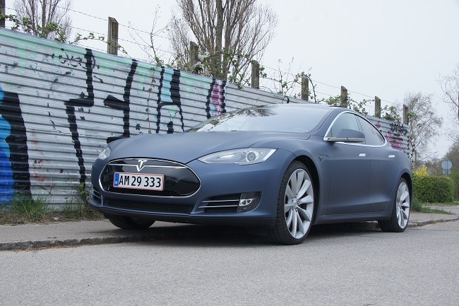 Bilde av Tesla på gateplan.Foto