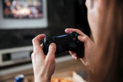 Nærbilde av hender som holder en Playstation kontroller.Foto