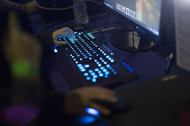 Bilde av en mann som spiller PC spill.Foto