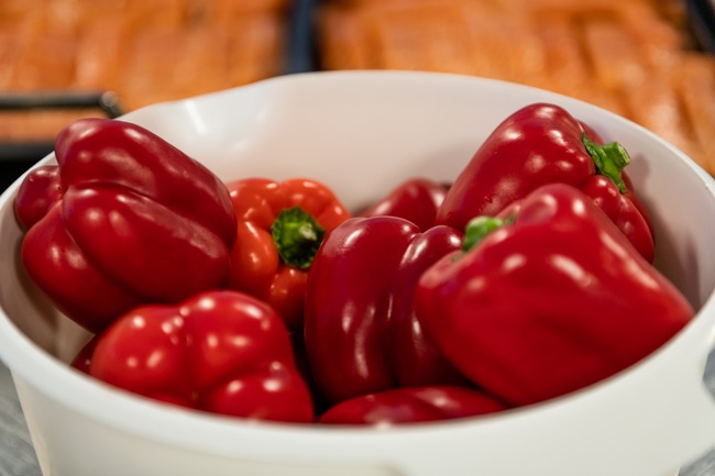 Nærbilde av en skål fylt med røde paprika.Foto