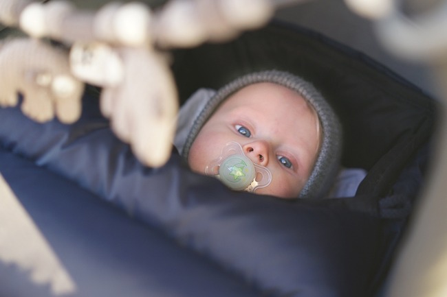 Foto av en baby i en barnevogn.Foto