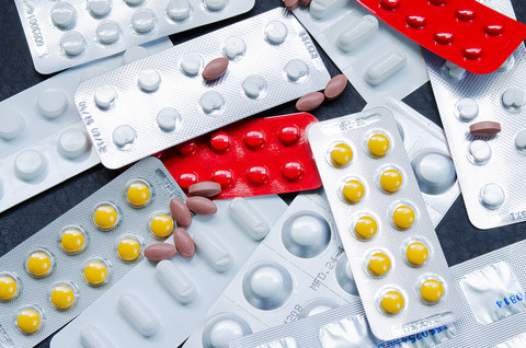 Bilde av et stort antall ulike pillebrett samlet i en haug.Foto