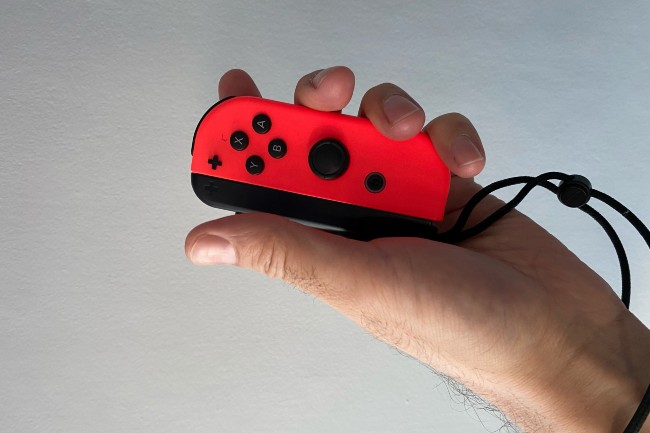 Nærbilde av hånd som holder en Nintendo kontroller.Foto
