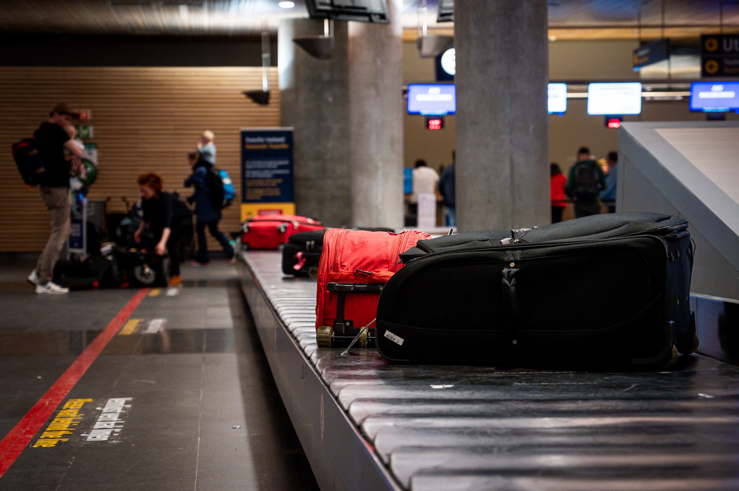 Kofferter på et baggasjebånd på flyplass.Foto