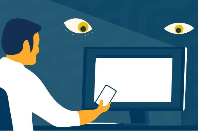 Illustrasjon av mann som overvåkes av skumle øyne mens han sitter med telefon i hånden foran en PC.Ilustrasjon