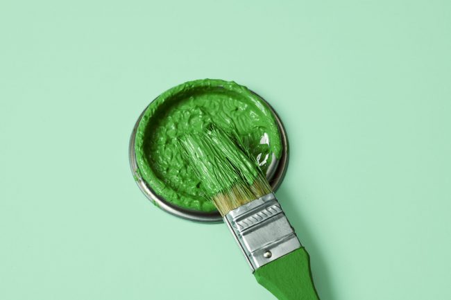 Bilde av en malerpensel med grønnfarge.Foto