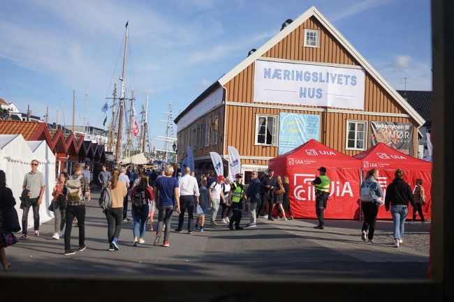 Stemningsbilde fra Arendalsuka 2019. Mennesker foran Nærlingslivets hus.