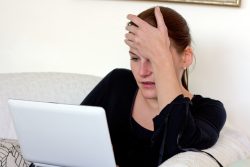 Frustrert kvinne forann pc.Foto