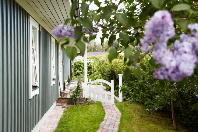 Hus med blomstrete hage.Foto