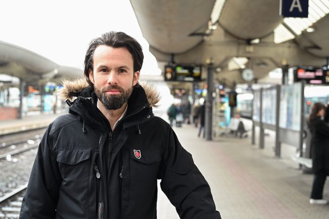 Forbrukerjurist Thomas Iversen på togplattformen på Oslo Sentralstasjon.
