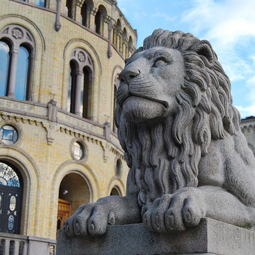 Løvestatue utenfor Stortinget.Foto