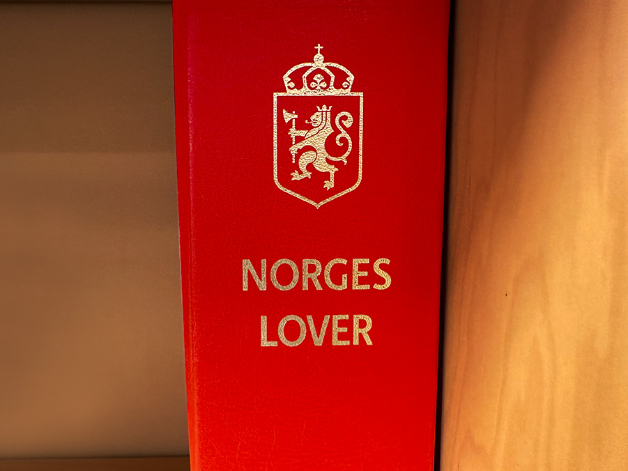 Norges lover i perm.Foto