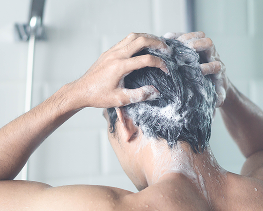 Mann som vasker håret