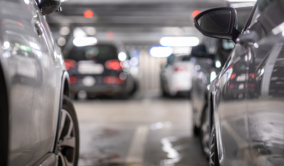 Biler parkert i parkeringshus.Foto