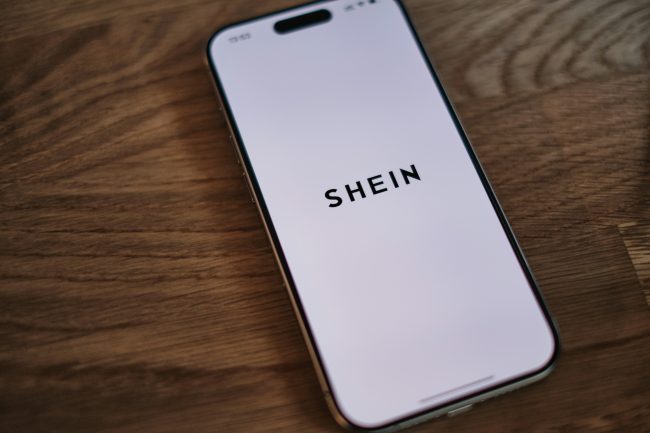 Bilde av en mobilskjerm med Sheins logo på.Foto