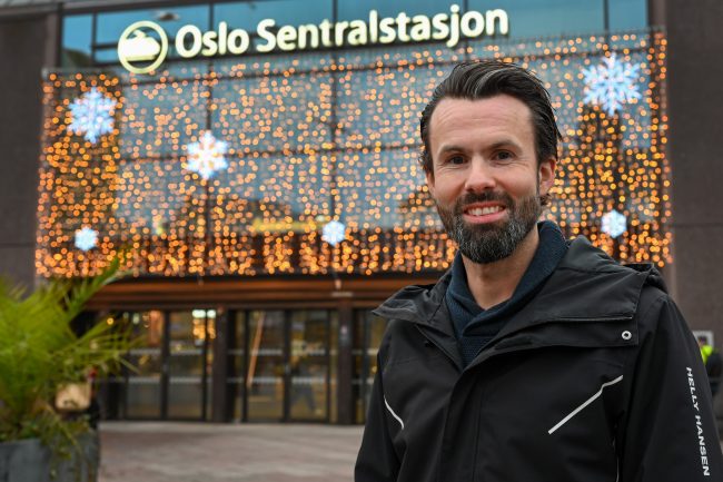 Forbrukerjurist, Thomas Iversen, foran en av inngangene til Oslo S.Foto