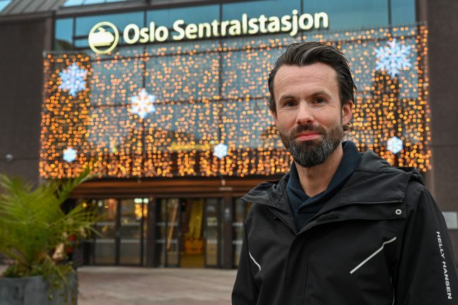 Forbrukerjurist, Thomas Iversen, foran en av inngangene til Oslo S.Foto