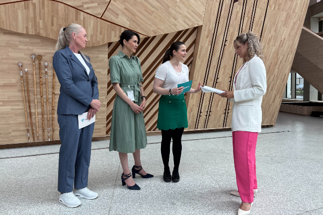Forbrukerrådet, NITO og Tekna overrekker anbefalingsdokument til digitaliseringsminister Karianne Tung.foto