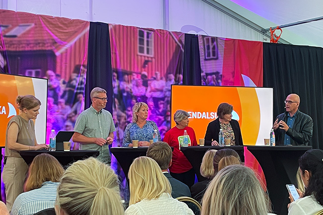 Gunstein Instefjord sammen med andre paneldeltakere under Arendalsuka 2022.Foto