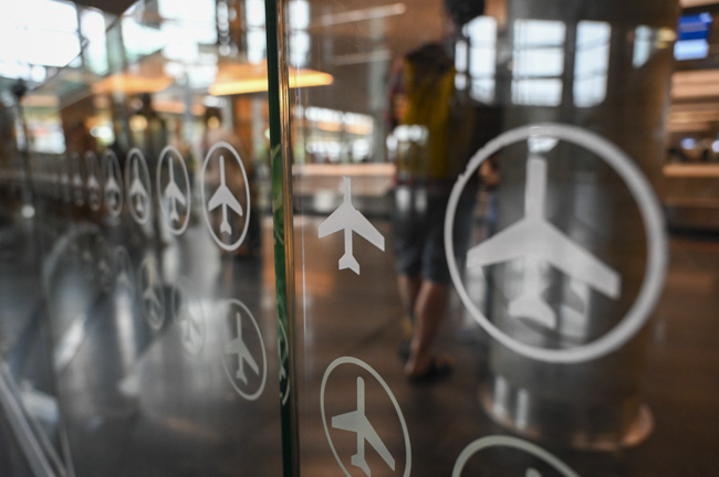 Glassrekkverk med flyplasslogo.Foto