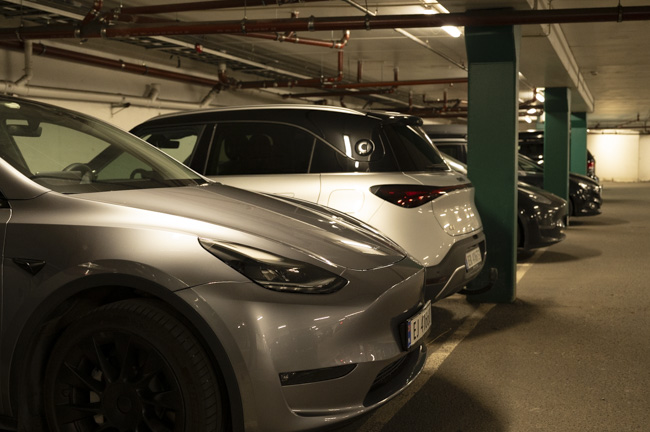Biler i parkeringshus.Foto