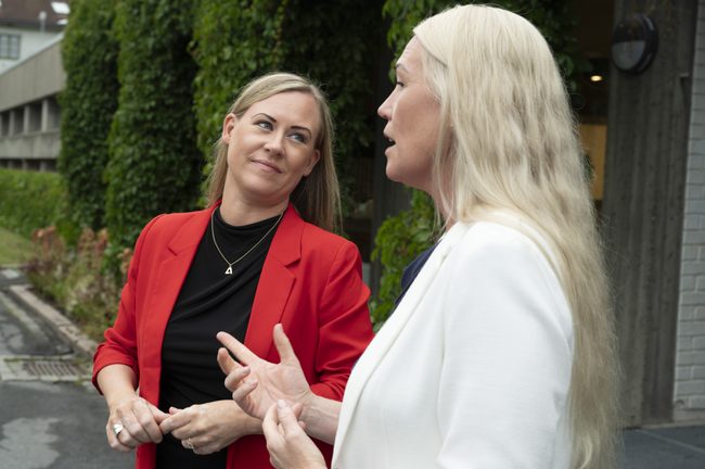 Barne- og familieminister Lene Vågslid (Ap) og direktør i Forbrukerrådet Mette Fossum hos FHI. Foto.